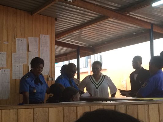 Policiers au siège de l'emi immigration Yaoundé