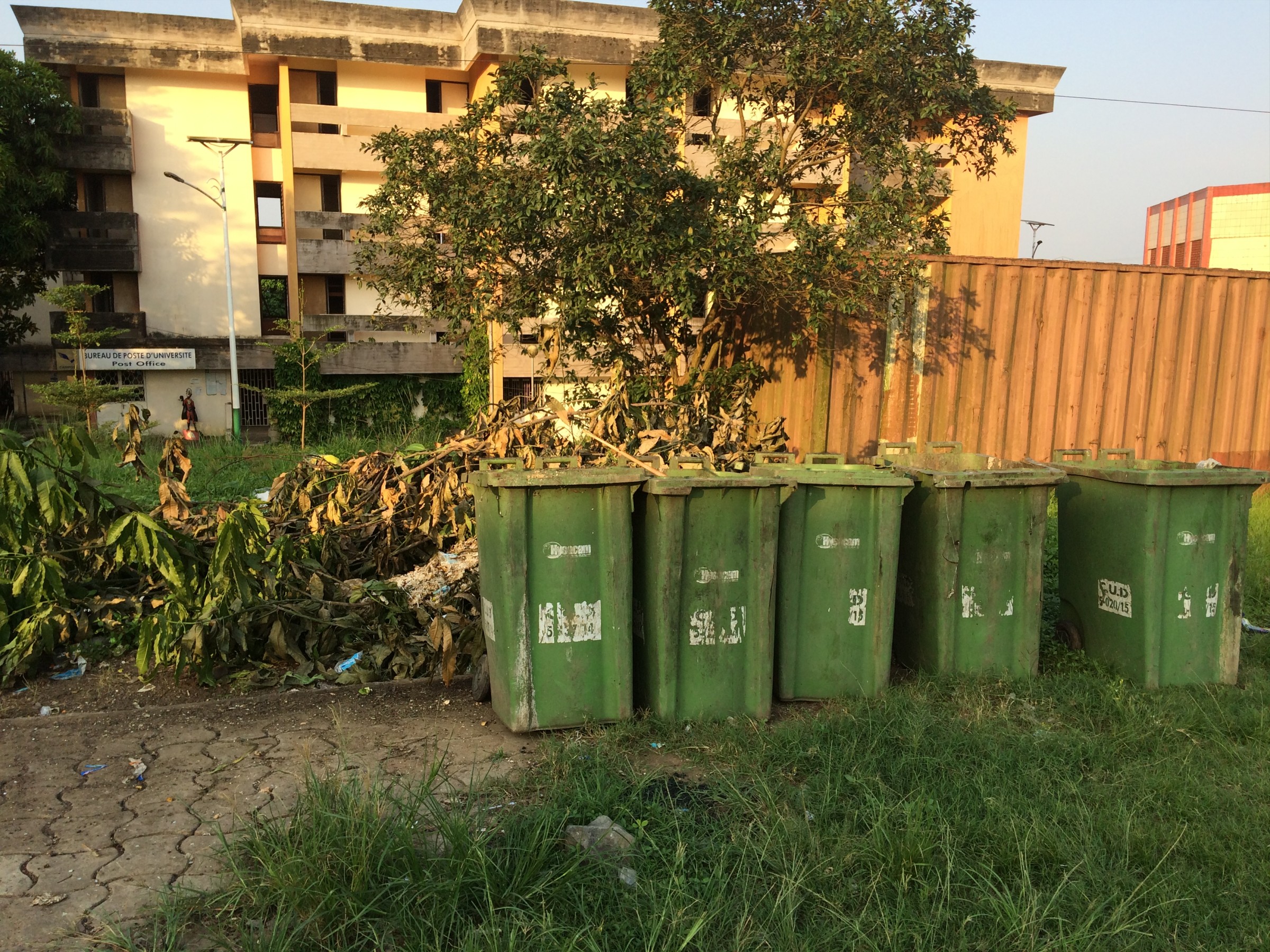 Bac à ordure d'hysacam à l'université de Douala
