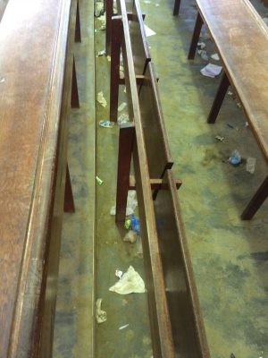 Saletés entre les tables bancs à l'université de Douala